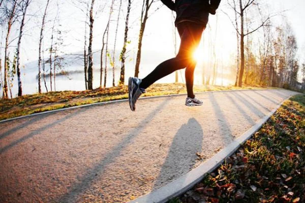 Полезен ли бег по утрам - чем помогают утренние пробежки