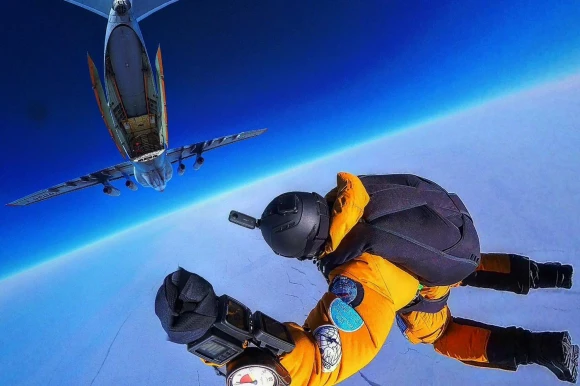 Россияне первыми в мире совершили стратосферный прыжок на Северный полюс